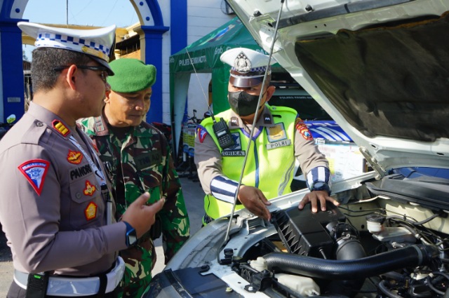 SIAP: AKP Pandri Simbolon Kasat Satlantas Polres Kediri Kota sedang memeriksa kesiapan kendaraan dan peralatan kesiapsiagaan bencana. (Foto: Habibah A. Muktiara)