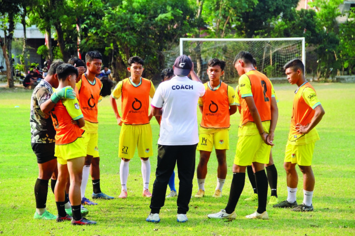 HARUS TETAP SEMANGAT: Pelatih Nganjuk Ladang FC M. Abdullah Umar memotivasi pemain saat latihan. Kompetisi Liga 3 Jawa TImur hingga kemarin masih belum ada kejelasan. (Foto: Andhika Attar)
