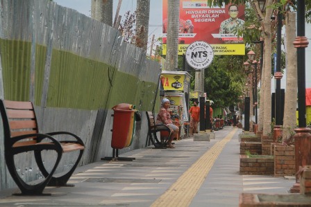 TERTUTUP SENG: Warga duduk di pedestrian depan Taman Nyawiji. Puluhan kontraktor ikut lelang finishing taman. (Foto: Andhika Attar)