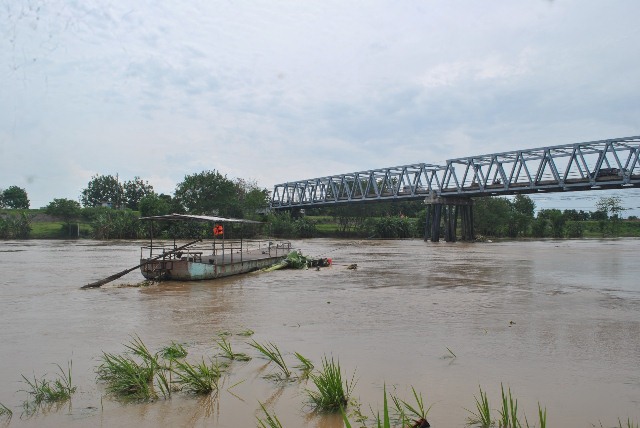 BIKIN WASWAS: Perahu penyeberangan di Kertosono terombang-ambing arus Sungai Brantas kemarin. Debit air sungai terus meningkat. (Foto: Karen Wibi)