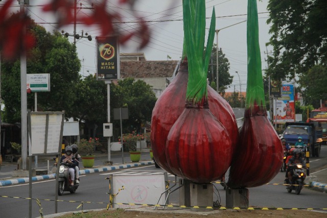 PERCANTIK KOTA: Tugu Brambang di perempatan Jalan Mastrip Nganjuk harus selesai pada November 2022. (Foto: Andhika Attar)