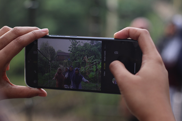 KEREN: Remaja di Berbek dan sekitarnya wefie di Jembatan Gantung Cepoko, Kecamatan Berbek. (Foto: Karen Wibi)