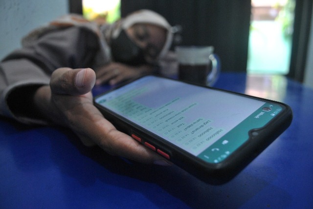 BIKIN BINGUNG: WhatsApp (WA) mengalami down selama sekitar satu jam kemarin. Pengguna WA di Kota Angin kebingungan karena tidak bisa mengirim pesan dan menelepon. (Foto: Karen Wibi)