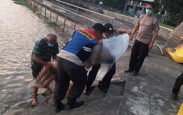 SIAPA DIA?: Petugas Polsek Gampengrejo mengevakuasi jasad seorang pria yang ditemukan tewas di Bendungan Waruturi kemarin petang. (POLSEK GAMPENGREJO/JPRK)