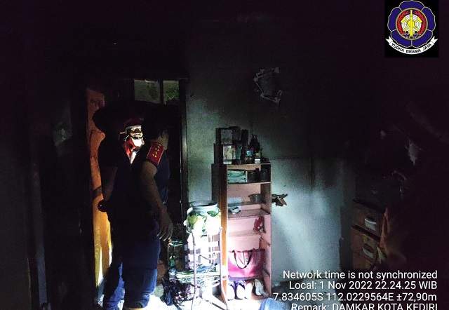 HANGUS : Petugas Damkar Kota Kediri sedang memeriksa puing-puing bekas kebakaran akibat lilin di Rusunawa Dandangan. (DAMKAR KOTA KEDIRI/JPRK)