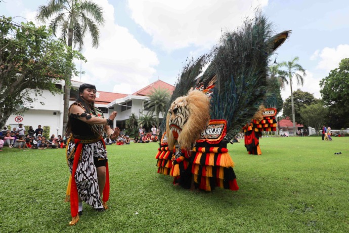 PANGGUNG HIJAU: Sejumlah penari dari sanggar Jaran Panoleh memainkan kesenian reog di halaman Balai Kota Kediri kemarin pagi. Sebelumnya, pentas tari tradisional dan kontemporer digelar sejak Sabtu (26/11) malam. (Foto: Wahyu Adji)