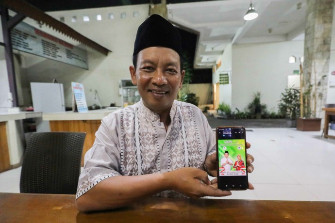 KOMPAK: Darwanto menunjukkan banner pencalonan bersama sang istri di satu gambar yang tidak diberi keterangan nama. (Foto: Wahyu Adji)
