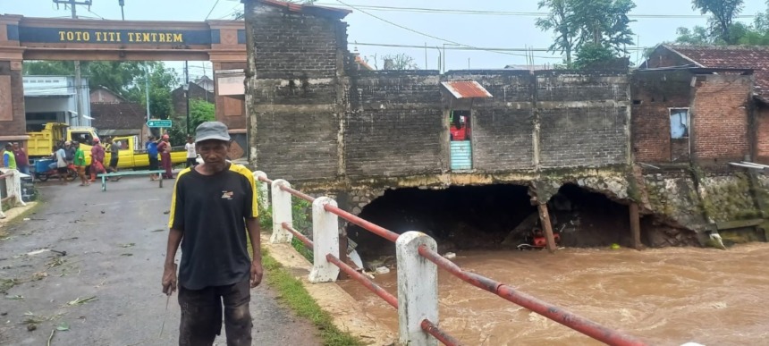 MENGANGA: Ruko di bantaran Sungai Bodor, Desa Banaran, Kecamatan Pace ambrol (19/11). Lima ruko di sebelahnya juga terancam ambrol karena musim hujan masih berlangsung. (Foto: Andhika Attar)