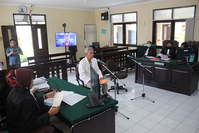 BERI KETERANGAN: Saksi ahli Roni Subagio memberikan kesaksian dalam sidang kasus pembunuhan dengan terdakwa Wahyudin di Pengadilan Negeri Kabupaten Kediri kemarin. (Foto: Khalqinus Taaddin)