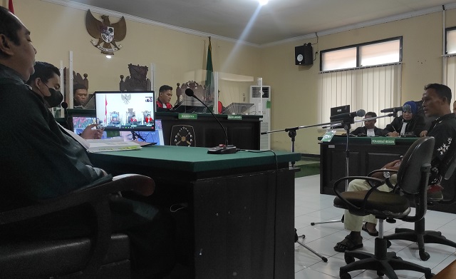 UNGKAP KESAKSIAN: Anis Prianto memberikan keterangan pada JPU saat mengikuti persidangan di ruang Kartika PN Kabupaten Kediri kemarin. (Iqbal Syahroni/JPRK)