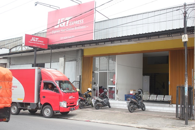 LOKASI KEJADIAN: Suasana lokasi kantor JNT cabang Tugurejo, Kecamatan Ngasem yang sempat disasar pelaku curanmor beraksi Senin lalu (14/11). (Khalqinus Taaddin/JPRK)