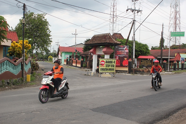 BUTUH PERHATIAN: Pengendara melintasi papan pemberitahuan penutupan jembatan di Dusun Sidodadi, Desa Canggu, Kecamatan Badas kemarin. (Foto: Khalqinus Taaddin)