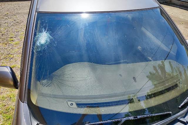 RUSAK: Kaca mobil milik Prasetyo (33) asal Kelurahan Bandarkidul, Mojoroto retak setelah dilempar besi. (Foto: Prasetyo)