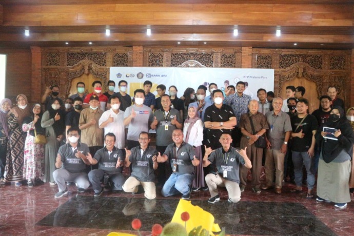 DUKUNG WAJIB PAJAK BERKEMBANG: Tim KPP Pratama Pare dan peserta BDS foto bareng. (Foto: Syahrul Andry)
