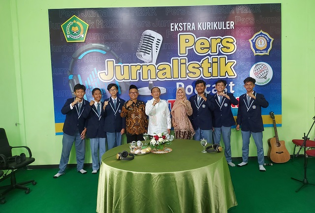 DEDIKATIF: Kepala MAN 2 Kota Kediri Nur Salim mengabadikan foto bersama Direktur KSKK Madrasah Isom Yusqi seusai menggelar podcast di ruang ekskul Pers Jurnalistik. (Syaikhu Aliya Rahman/JPRK)
