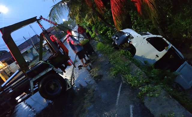 KURANG HATI-HATI: Kendaraan derek mengangkat mobil Daihatsu Gran Max yang tercebur sungai di pinggir Jalan Raya Desa Menang, Kecamatan Pagu (19/11). (POLSEK PAGU for JPRK)