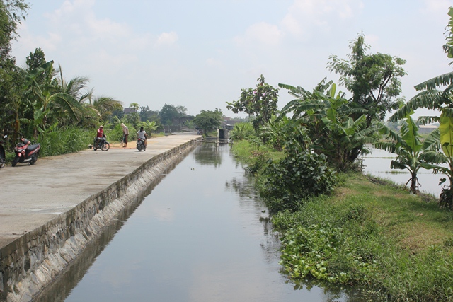 TANPA PAGAR PEMBATAS: Sungai yang menjadi lokasi mobil Sigra mengalami kecelakaan tercebur sungai di jalan menuju perumahan, Desa Sambirejo, Kecamatan Gampengrejo. (Foto: Khalqinus Taaddin)