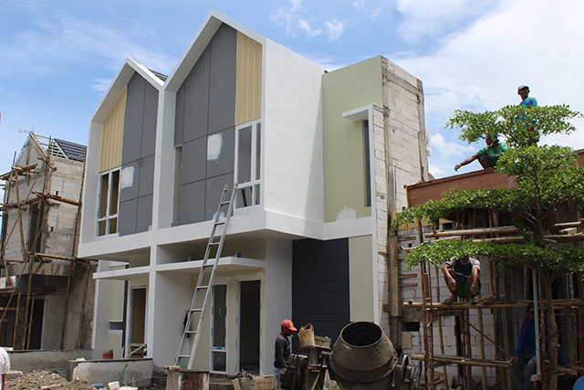MASIH DIMINATI: Pekerja membangun rumah dengan konsep desain Scandinavian yang diprediksi masih akan menjadi tren hingga lima tahun ke depan. (Foto: Ilmidza Amalia Nadzira)