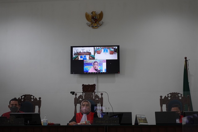 JALANI SIDANG: Triana Santi memberikan keterangan melalui layar monitor dalam persidangan online di PN Kota Kediri kemarin. (Habibah A. Muktiara/JPRK)