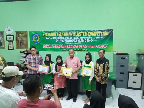 TINGKATKAN KUALITAS: Peserta pelatihan klaster kompetensi dari disnaker mendapat sertifikat. (Foto: Syahrul Andry)