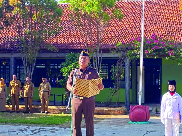 JAMASAN SAE: Kasi Intel Kejaksaan Negeri Nganjuk Dicky Andi Firmansyah foto bersama di SMPN 1 Ngetos. Jaksa Dicky menjadi narasumber Jaksa Mucal Lare Sekolah Lan Milenial (Jamasan SAE) kemarin. (Foto: Karen Wibi)