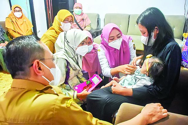 BANGGA: Muh Ali Shodiqin menunjukkan trofi yang didapat usai mengangkat cerita KH Muslim Manan dari Ngreco, Kandat di lomba esai Kiaiku. (Foto: Ilmidza Amalia Nadzira)