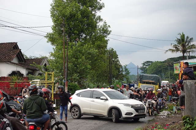 PADAT: Kondisi jalanan menuju Kelud yang sempat macet kemarin siang. (Habibah A. Muktiara/JPRK)