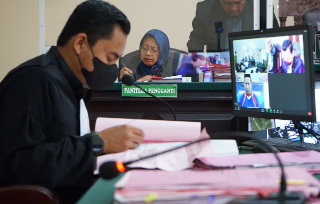 BERI KETERANGAN : DJ Acan dan Ferdiansyah mengikuti sidang dengan agenda pemeriksaan terdakwa kemarin (29/11). (Habibah A. Muktiara/JPRK)