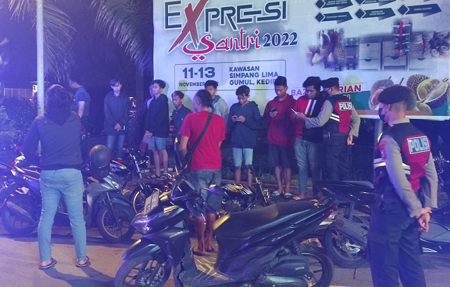 KEGIATAN PATROLI: Tim gabungan polsek dan Polres Kediri memeriksa beberapa pengendara motor ketika patroli di kawasan SLG, Ngasem. (Khalqinus Taaddin/JPRK)