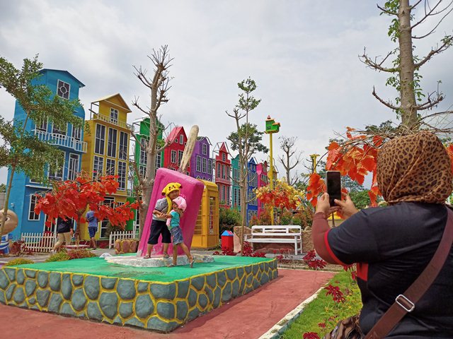 UNIK: Pengunjung sedang berfoto di salah satu spot foto di Wisata Kota Mungil, Desa Sugihwaras, Kecamatan Ngancar. (Foto: Habibah A. Muktiara)