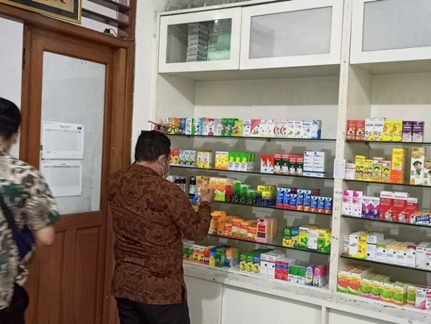 SAMPEL: Tim Loka POM Kediri mengecek sejumlah obat di display Apotek Sumberanom, Kelurahan Jamsaren, Pesantren, Kota Kediri. Mereka tidak mendapati sirup terlarang di sana. (Foto: Habibah A. Muktiara)