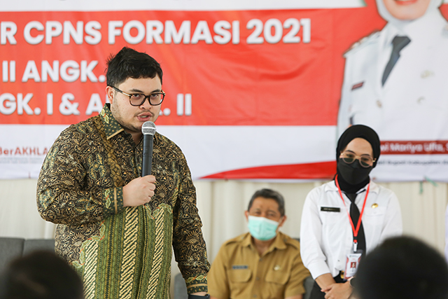 MINTA MASUKAN: Bupati Hanindhito Himawan Pramana berbincang dengan peserta latsar di SKB Grogol kemarin. (Foto: Wahyu Adji)