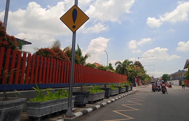 KEMBALI  NORMAL:  Pengendara melintas  di depan kawasan  pabrik Gudang Garam setelah kejadian kebakaran. (Fildatul Halwa/JPRK)