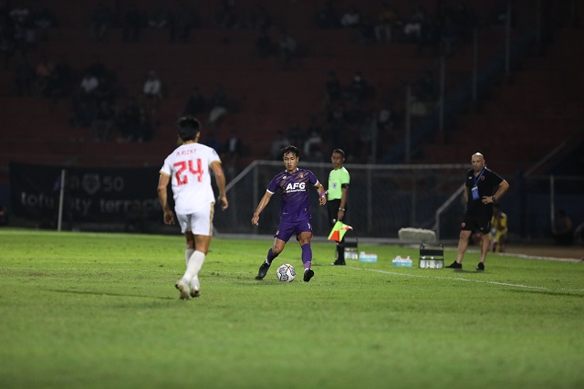BELUM SEMBUH PENUH: Ady Eko Jayanto menggiring bola melewati pemain PSM Makassar di Stadion Brawijaya, Jumat (2/9) malam lalu. (Wahyu Adji/JPRK)