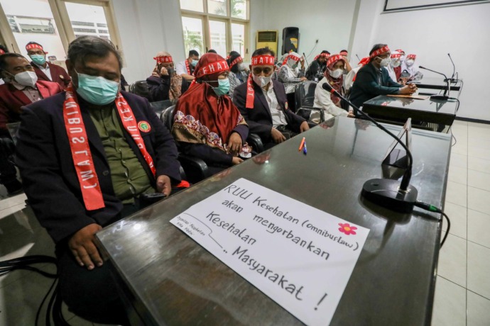 SAMPAIKAN ASPIRASI: Puluhan dokter mendatangi DPRD Kota Kediri untuk menyatakan penolakan mereka terhadap RUU Kesehatan Omnibus Law. (Foto: Wahyu Adji)