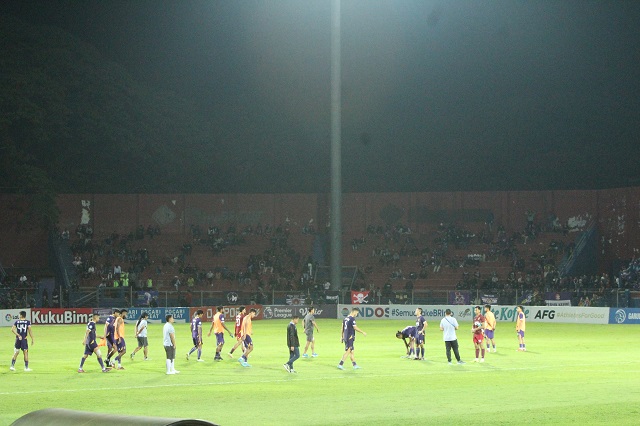 BAKAL RENOVASI: Stadion Brawijaya ketika digunakan untuk pertandingan malam hari melawan PSM Makassar, Jumat (2/9) lalu. (Iqbal Syahroni/JPRK)
