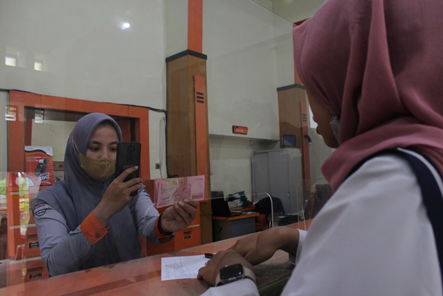 TUNAI: Para pekerja mencairkan subsidi upah sebesar Rp 600 ribu di Kantor Pos Cabang Kediri