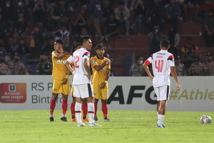 MASA PEMULIHAN: Ady Eko Jayanto (paling kiri) dan Riyatno Abiyoso (dua dari kanan) menjadi pagar betis saat melawan Arema di Stadion Brawijaya. (Foto: Iqbal Syahroni)