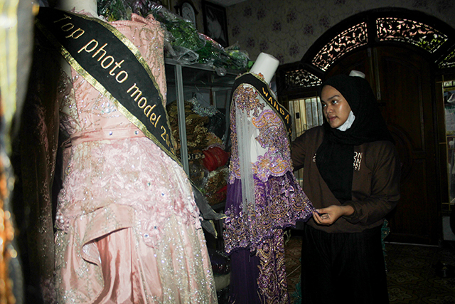 PROFESIONAL: Zolanda Margareta menunjukkan beberapa busana koleksinya. Selain membuka usaha wedding organizer, dia juga mengelola angkringan. (Foto: Khalqinus Taaddin)