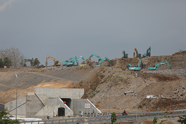 TERUS DIKEBUT: Alat-alat berat dikerahkan untuk mempercepat pekerjaan dalam proyek pembangunan Bandara Internasional Dhaha Kediri. (Foto: Wahyu Adji)