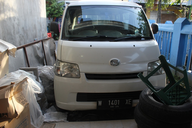 LEPAS: Kondisi Daihatsu GranMax yang menjadi korban pelemparan batu oleh orang tak dikenal di jalan Kediri-Pare, Desa Adan-Adan, Kecamatan Gurah. (Foto: Khalqinus Taaddin)