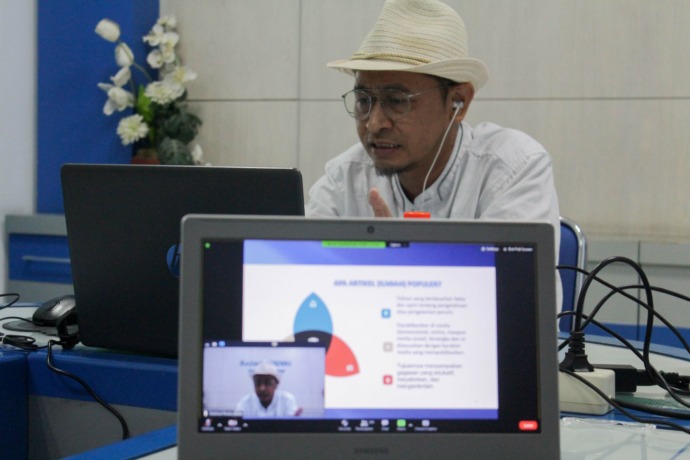 MENYIMAK : Pemred JP Radar Kediri Mahfud memberikan materi melalui Zoom.  (Foto: Habibah A. Muktiara)