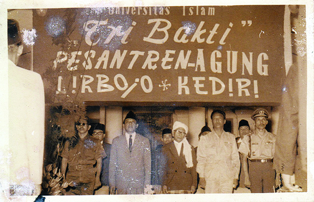 GANTI HALUAN: Kiai Mahrus Ali (bersurban) saat seremonial pendirian Universitas Islam Tribakti di Kediri tahun 1966 silam. (Foto: KEDIRI’S PHOTOGRAPH MUSEUM FOR JPRK)