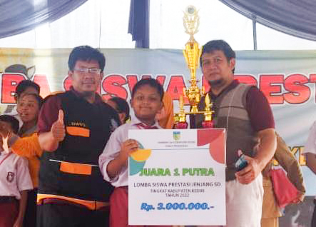 TERBAIK: Biruning Samudra diapit Kasek Moch. Safi’i (kiri) dan Joko Agus Purnomo menunjukkan plakat juara. (Foto: DOK. SD MUHAMMADIYAH 1 NGADILUWIH)
