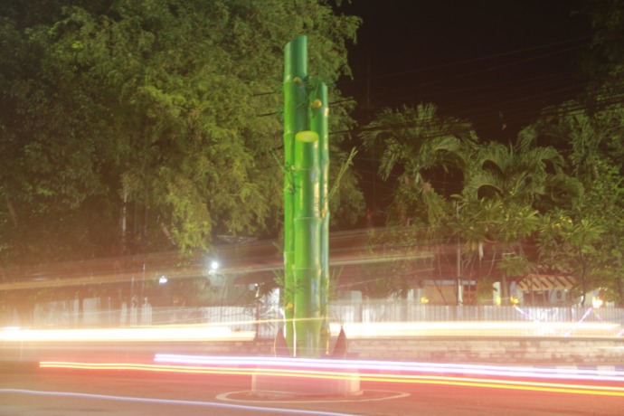 BERCAHAYA: Tugu Bambu di Perempatan Jalan Merdeka Nganjuk untuk memperindah Kota Angin. Delapan tugu akan dibangun di kecamatan-kecamatan. (Foto: Andhika Attar)