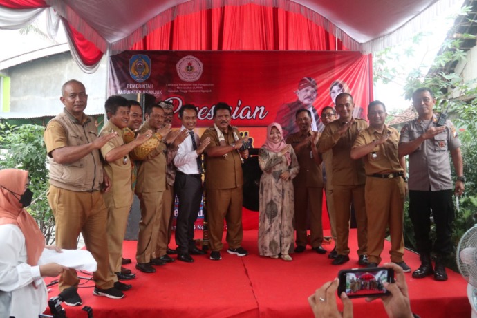 NGANJUK BANGKIT: Kang Marhaen dan Kepala Dinkop UM Cuk Widiyanto foto bersama setelah peresmian Sentra Batik dan Ecoprint Desa Putren. (Foto: Karen Wibi)