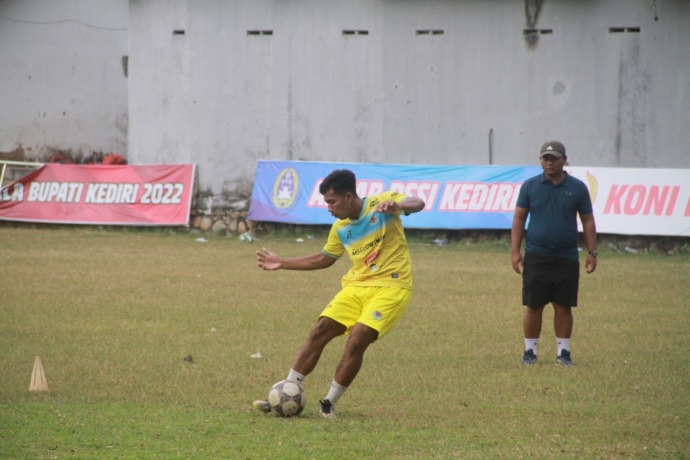 TENDANG: Pemain Nganjuk Ladang FC terpaksa libur latihan karena kompetisi Liga 3 Jatim tak jelas. (Foto: Andhika Attar)