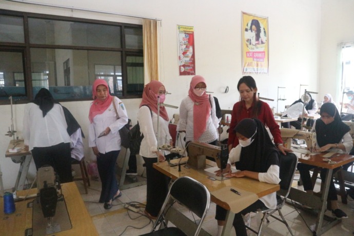 CETAK PENJAHIT: Tim Disnaker Nganjuk memantau pelaksanaan pelatihan menjahit di BLK. (Foto: Syahrul Andry)