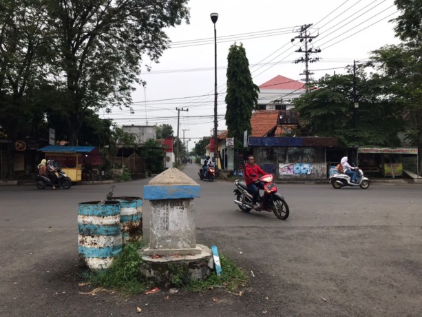 LOKASI STRATEGIS: Perempatan Jalan Surabaya di Kecamatan Kertosono akan dibangun Tugu Pecel sebagai ikon. Pembangunan harus selesai di akhir tahun 2022. (Foto: Andhika Attar)