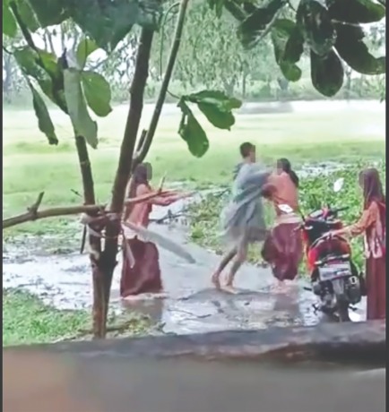 NGAKU EMOSI: FS dikenakan wajib lapor karena menganiaya siswi SMAN. Video penganiayaan di Lapangan Cerme, Pace sempat viral. (Foto: Dokumen Radar Nganjuk For JPRK)